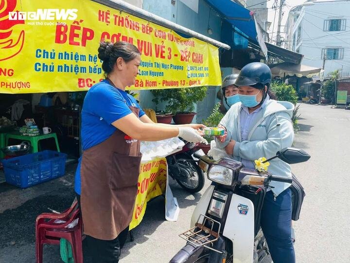 Ngoài các phần cơm, nhiều bếp ăn còn hỗ trợ thêm nước suối, sữa cho người đến nhận.