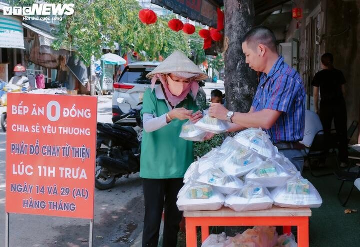 Những suất cơm 0 đồng giúp lao động nghèo vơi bớt gánh nặng chi phí.