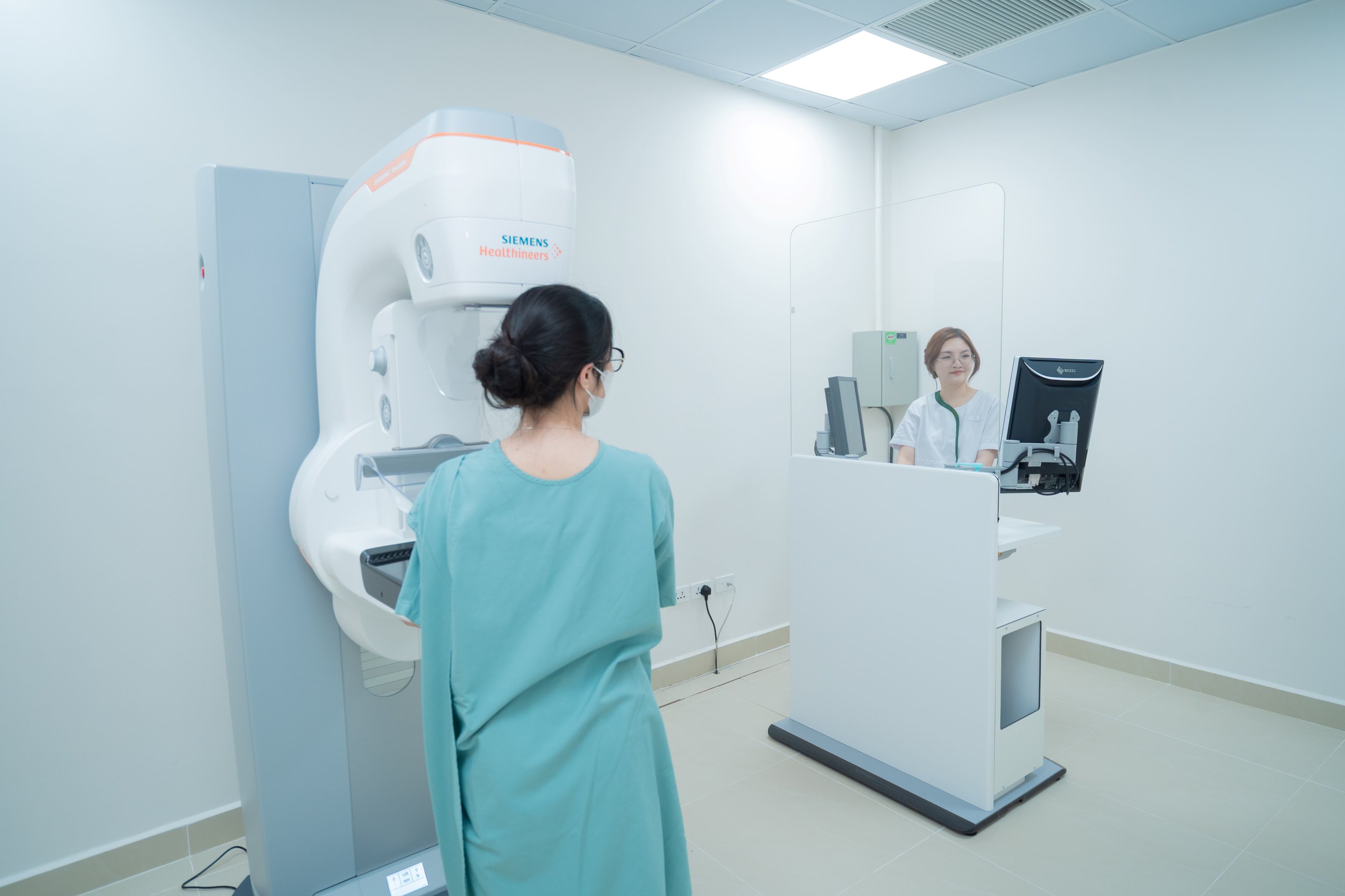 21-1774060689-cap-mat-vang-trong-tam-soat-ung-thu-vu-tai-benh-vien-vinmec-ocean-park-2