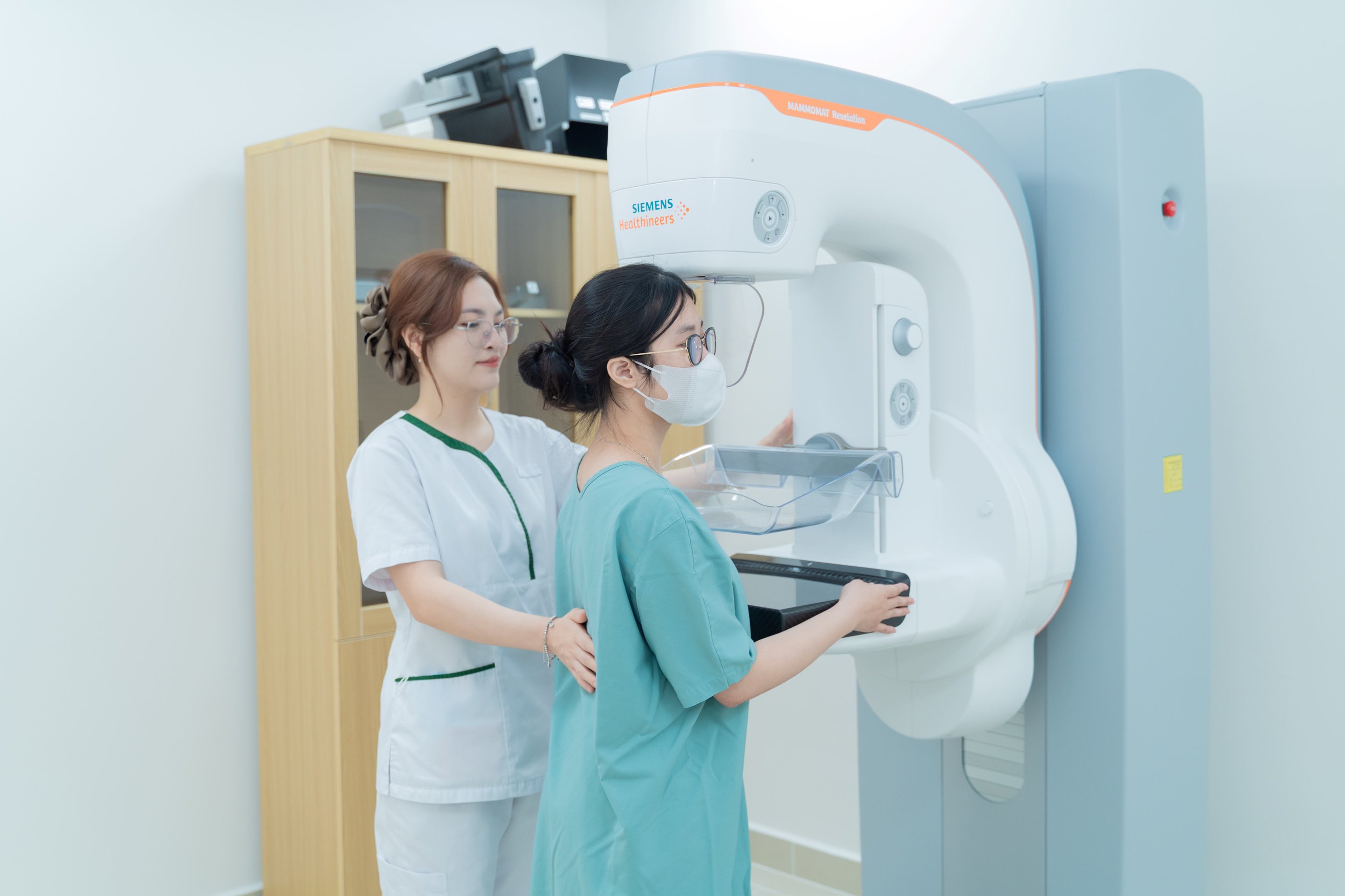 21-1774060689-cap-mat-vang-trong-tam-soat-ung-thu-vu-tai-benh-vien-vinmec-ocean-park-2