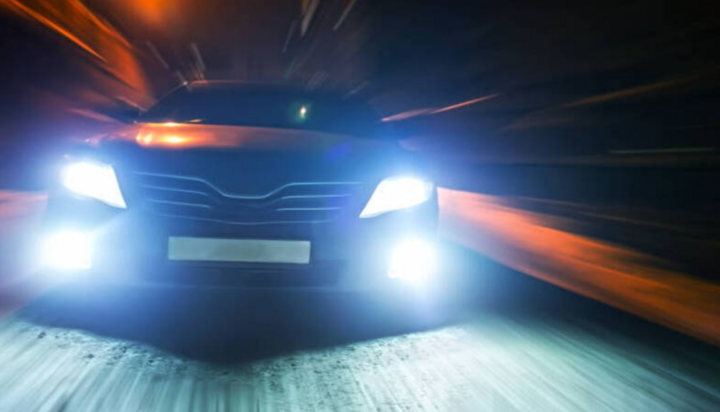 Đèn LED có thể gây chói mắt cho người lái xe khác vào ban đêm. (Ảnh: Carlight Vision)