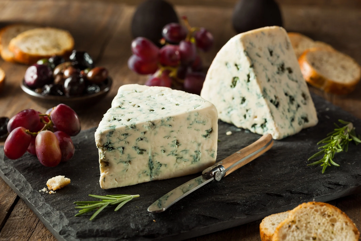 Phô mai Roquefort nặng mùi, trông vẻ ngoài như mốc nhưng lại có hương vị hảo hạng. (Ảnh: Taste of France)