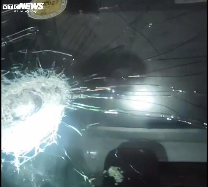 Các phương tiện bị vỡ, thủng kính nghi do bị ném đá khi di chuyển trên tuyến cao tốc qua Quảng Trị. (Ảnh cắt từ clip)