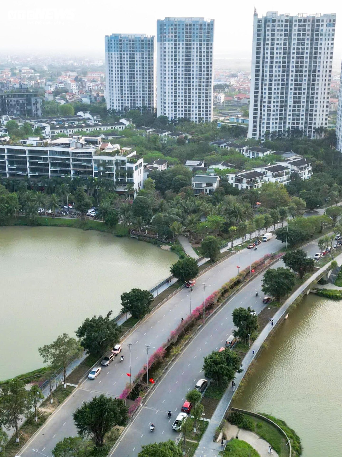 Hoa giấy phủ kín cầu Thủy Tiên, khung cảnh như 'xứ sở thần tiên' - 2