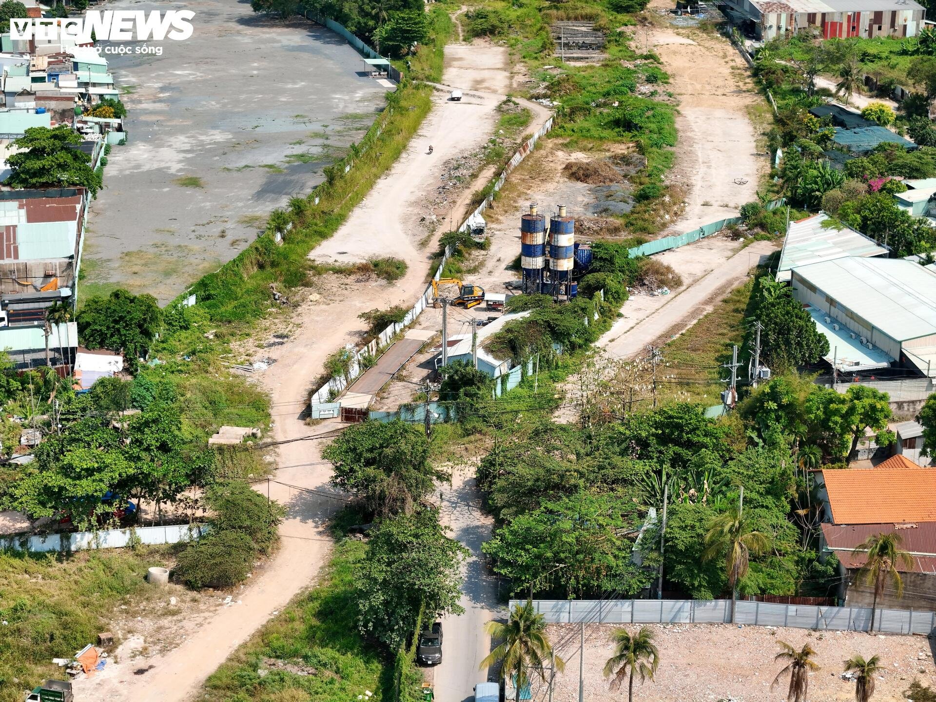 Công trường Vành đai 2 TP.HCM vắng lặng sau 3 tháng tái khởi động - 2