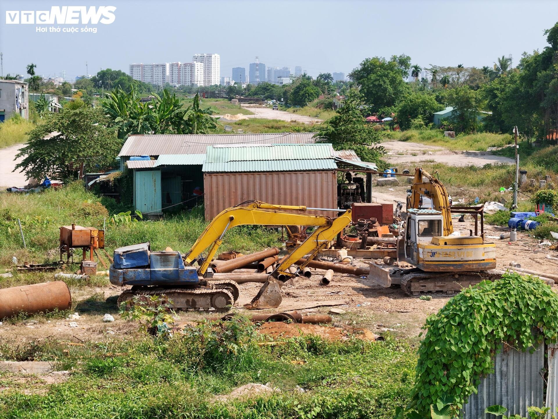 Công trường Vành đai 2 TP.HCM vắng lặng sau 3 tháng tái khởi động - 3