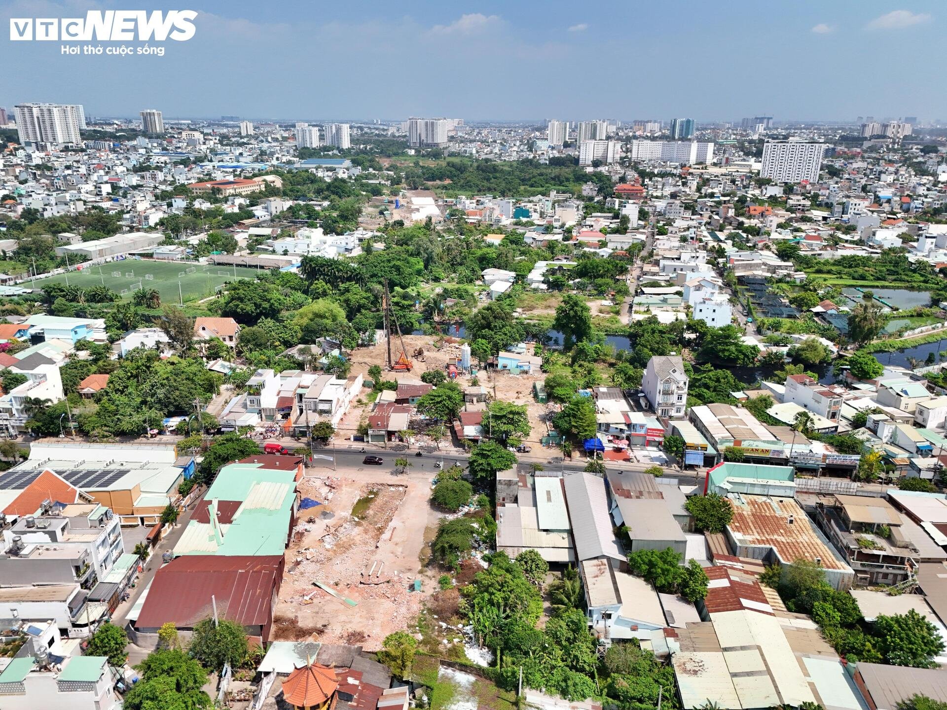 Công trường Vành đai 2 TP.HCM vắng lặng sau 3 tháng tái khởi động - 6