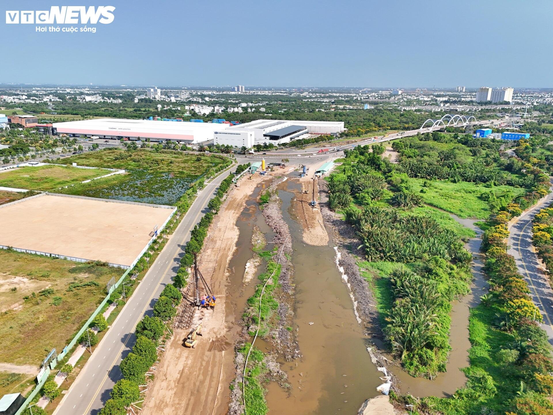 Công trường Vành đai 2 TP.HCM vắng lặng sau 3 tháng tái khởi động - 7