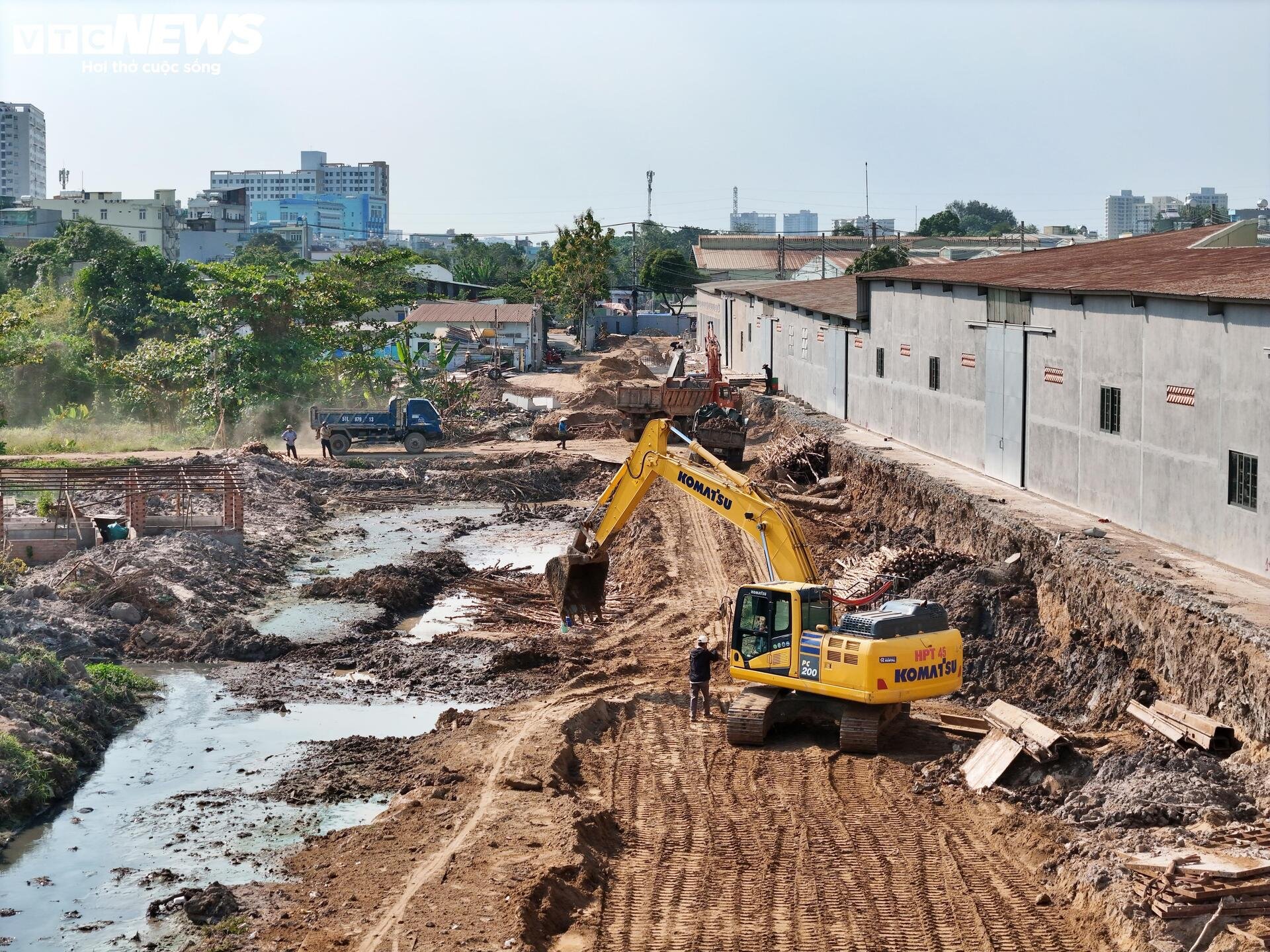 Công trường Vành đai 2 TP.HCM vắng lặng sau 3 tháng tái khởi động - 8