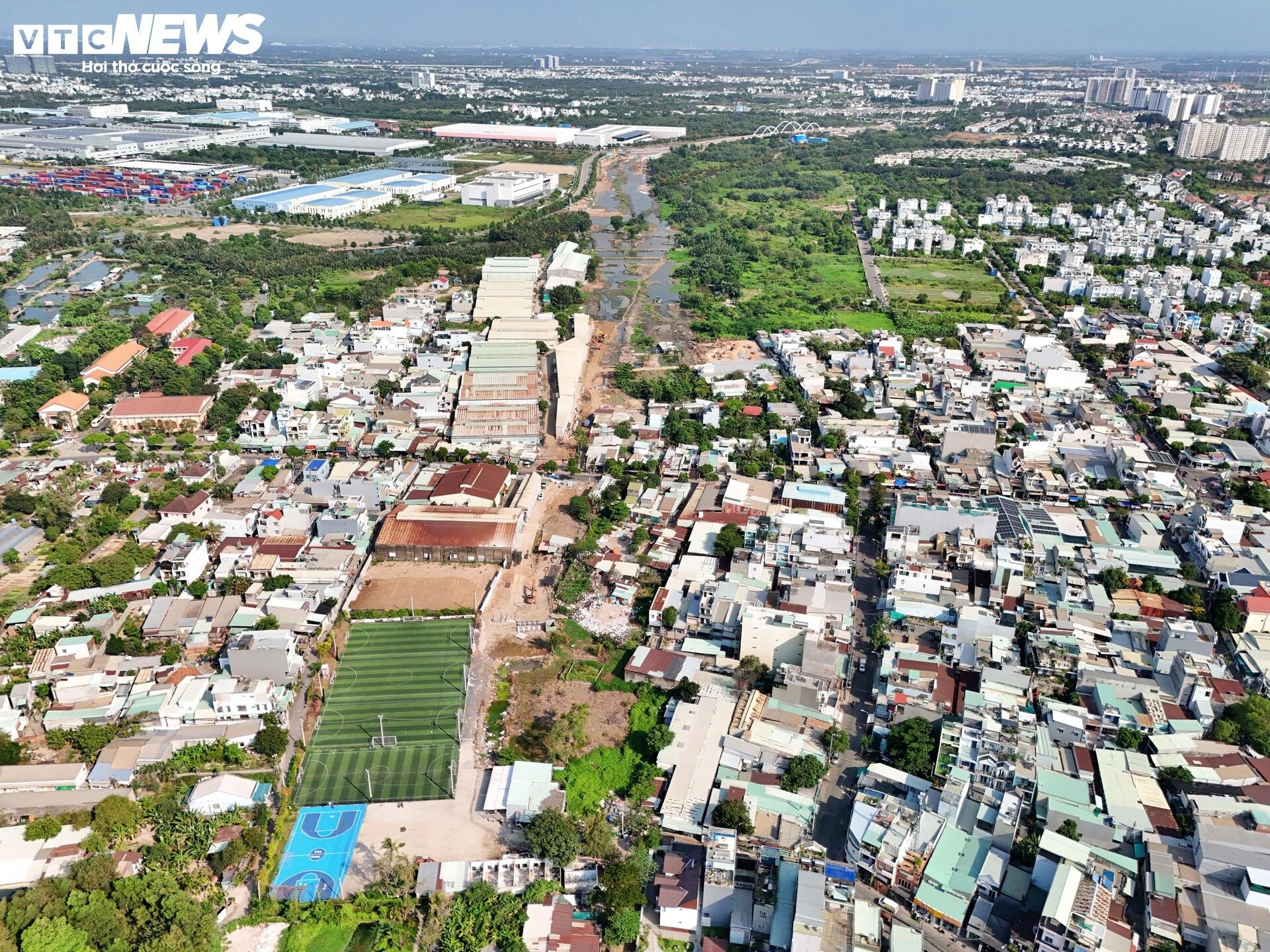 Công trường Vành đai 2 TP.HCM vắng lặng sau 3 tháng tái khởi động - 10