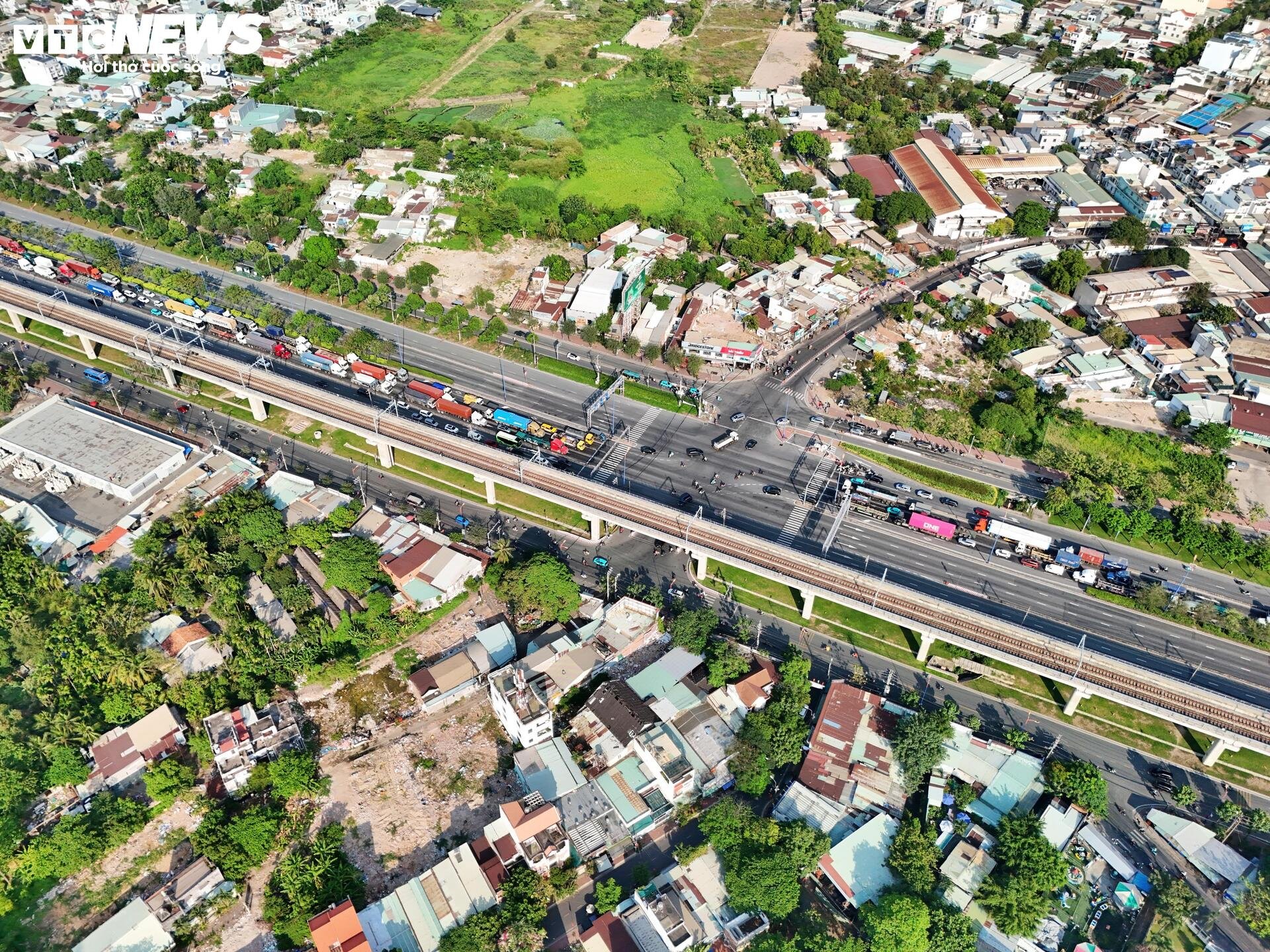 Công trường Vành đai 2 TP.HCM vắng lặng sau 3 tháng tái khởi động - 11