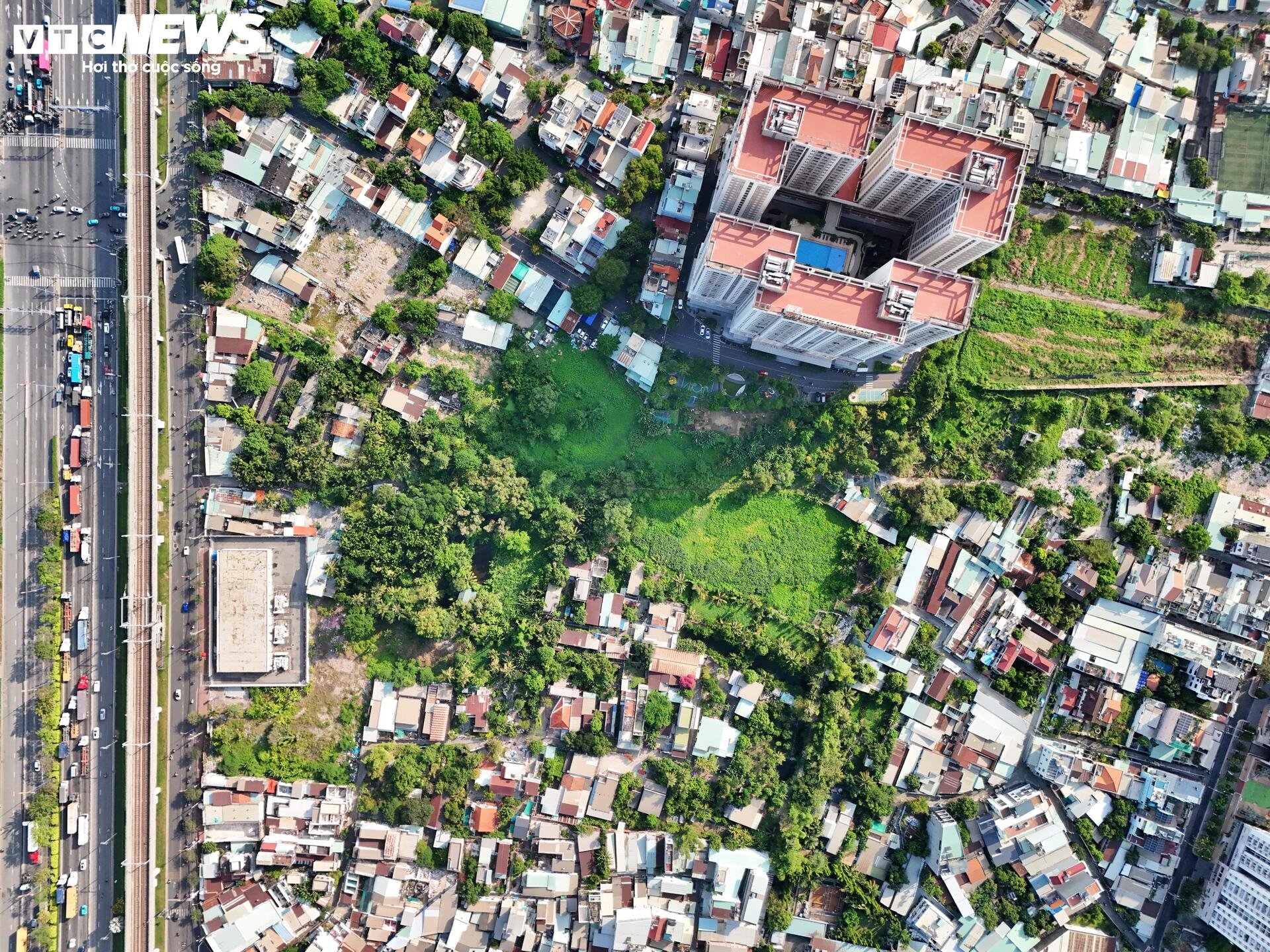 Công trường Vành đai 2 TP.HCM vắng lặng sau 3 tháng tái khởi động - 13