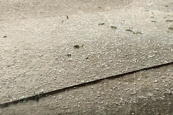 Mưa đá xuất hiện tại một số xã trên địa bàn tỉnh Sơn La chiều 22/3. (Ảnh: Sơn La TV)