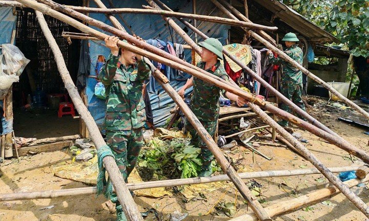 Cán bộ, chiến sĩ Trung đoàn 254 tích cực tham gia ứng phó, khắc phục hậu quả thiên tai, giúp Nhân dân ổn định cuộc sống khu vực xã Bản Lầu, tỉnh Lào Cai. (Ảnh: Hữu Đức)