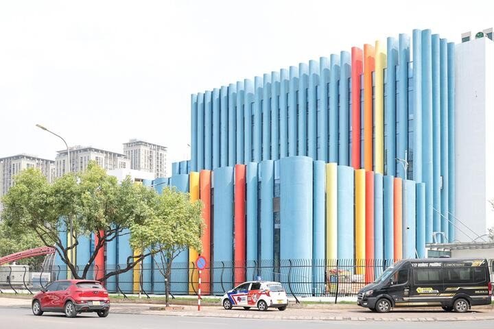 Công trình được xây dựng với quy mô gồm 3 tầng hầm (tổng diện tích 7.177 m²) và 5 tầng nổi (9.615 m²), với tổng mức đầu tư giai đoạn 1 khoảng 159 tỷ đồng.