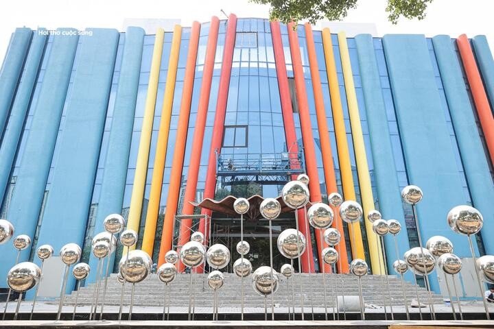 Khu vực phía trước công trình cũng đang hoàn thiện, hình thành không gian mở phục vụ đón khách và tổ chức các hoạt động sự kiện