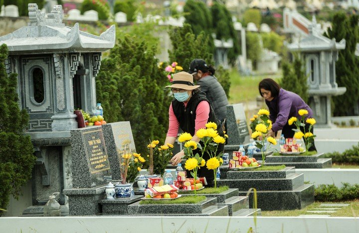 Việc tảo mộ không bắt buộc phải diễn ra đúng ngày đầu tiên của tiết Thanh minh. (Ảnh: Ngô Nhung)
