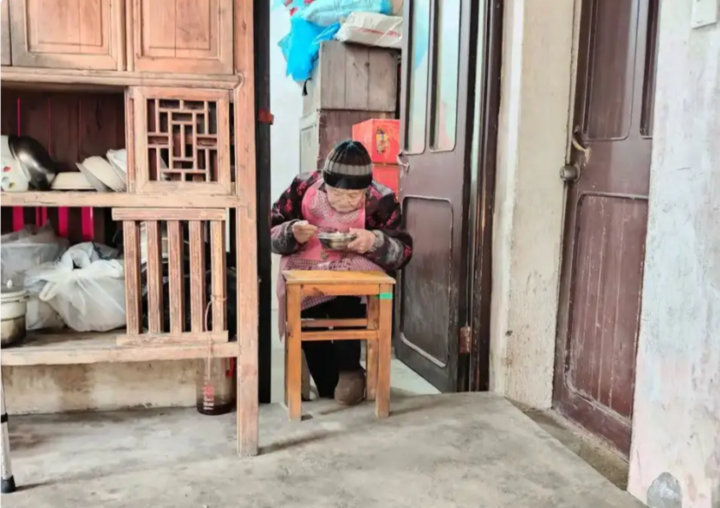 Sở thích lớn nhất của cụ là ăn uống (Ảnh: QQ)