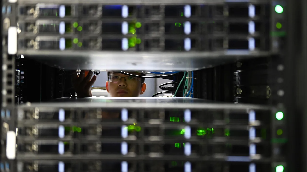 Kỹ thuật viên làm việc trong phòng máy chủ tại Trung tâm Điện toán Tiên tiến Hợp Phì, Trung Quốc. Ảnh: DataCenterKnowledge