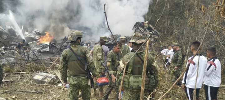 Tư lệnh không quân Carlos Fernando Silva cho biết máy bay gặp sự cố và rơi xuống cách sân bay khoảng 2 km, song nguyên nhân cụ thể vẫn chưa được xác định. Hai máy bay y tế với tổng cộng 74 giường bệnh đã được điều động để đưa người bị thương về điều trị tại thủ đô Bogota và các bệnh viện khác. (Nguồn: Reuters)