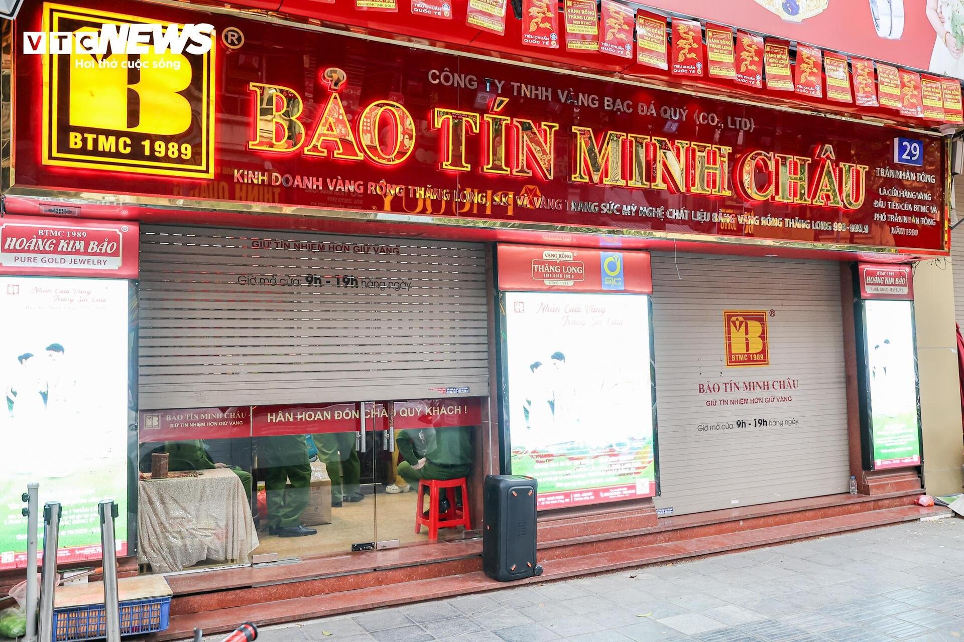 Công an thu giữ nhiều thùng tài liệu tại 2 cửa hàng Bảo Tín Minh Châu ở Hà Nội - 1