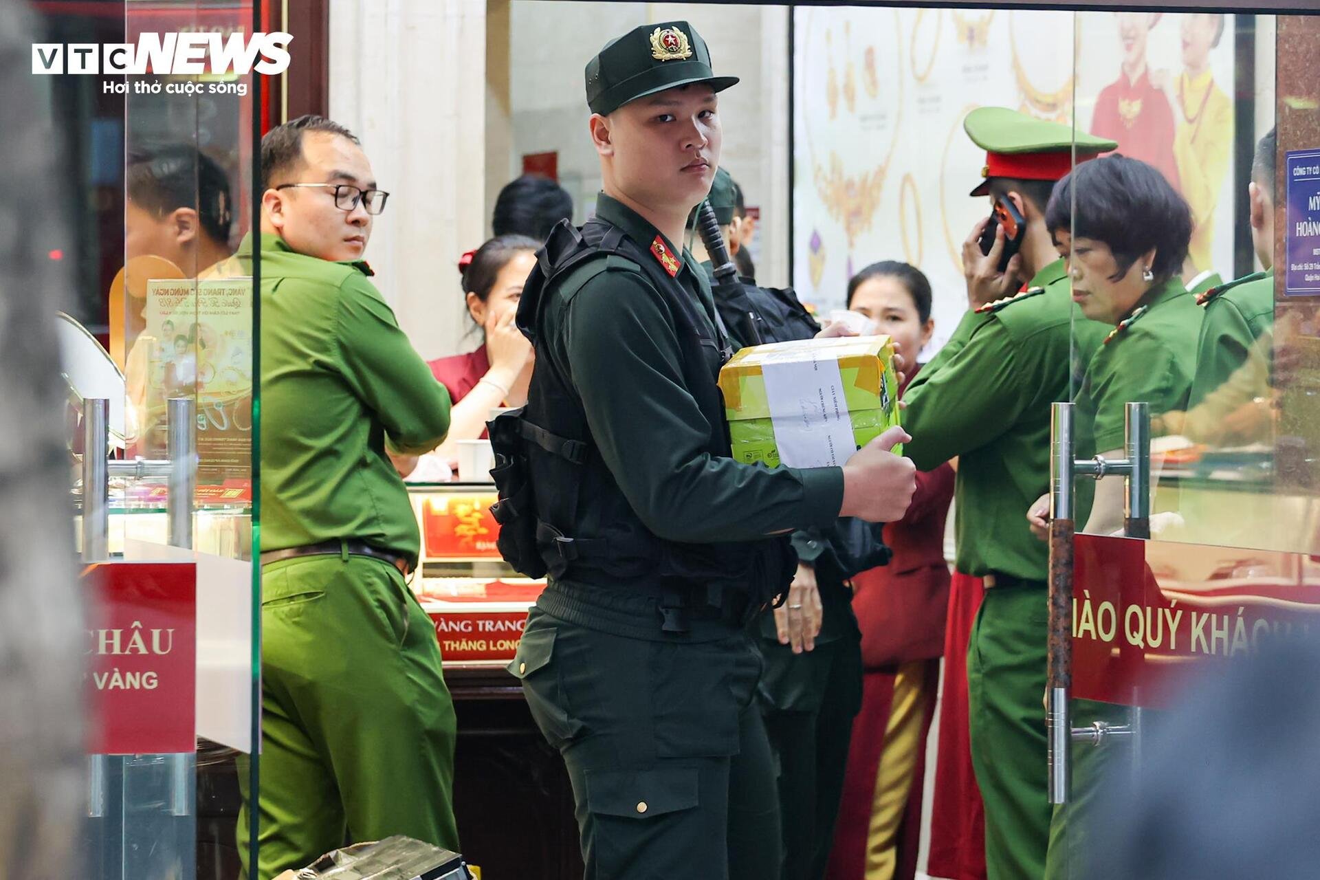 Công an thu giữ nhiều thùng tài liệu tại 2 cửa hàng Bảo Tín Minh Châu ở Hà Nội - 2