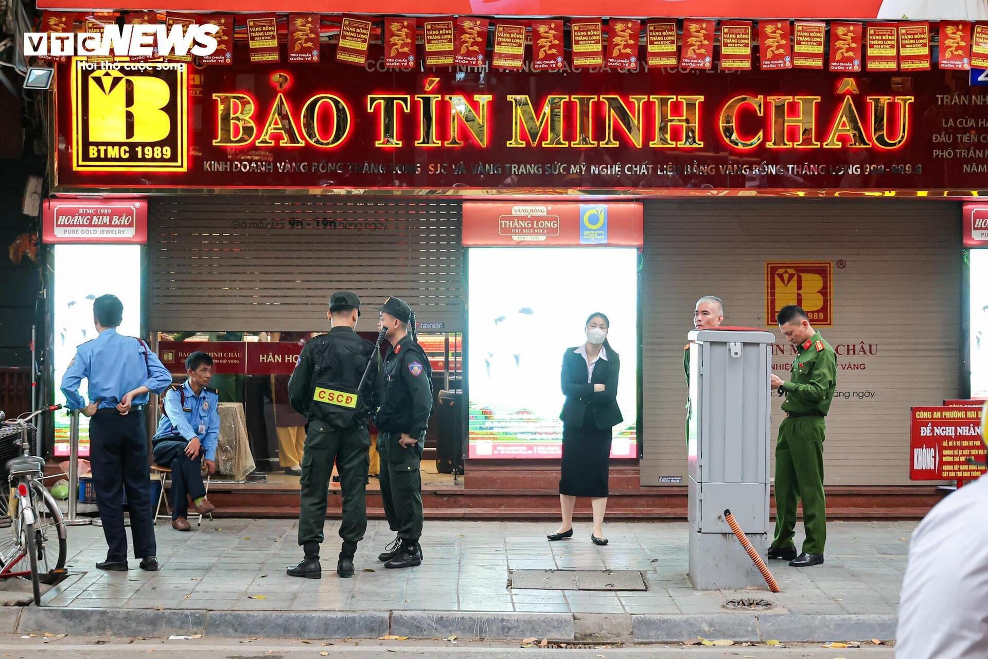 Công an thu giữ nhiều thùng tài liệu tại 2 cửa hàng Bảo Tín Minh Châu ở Hà Nội - 4