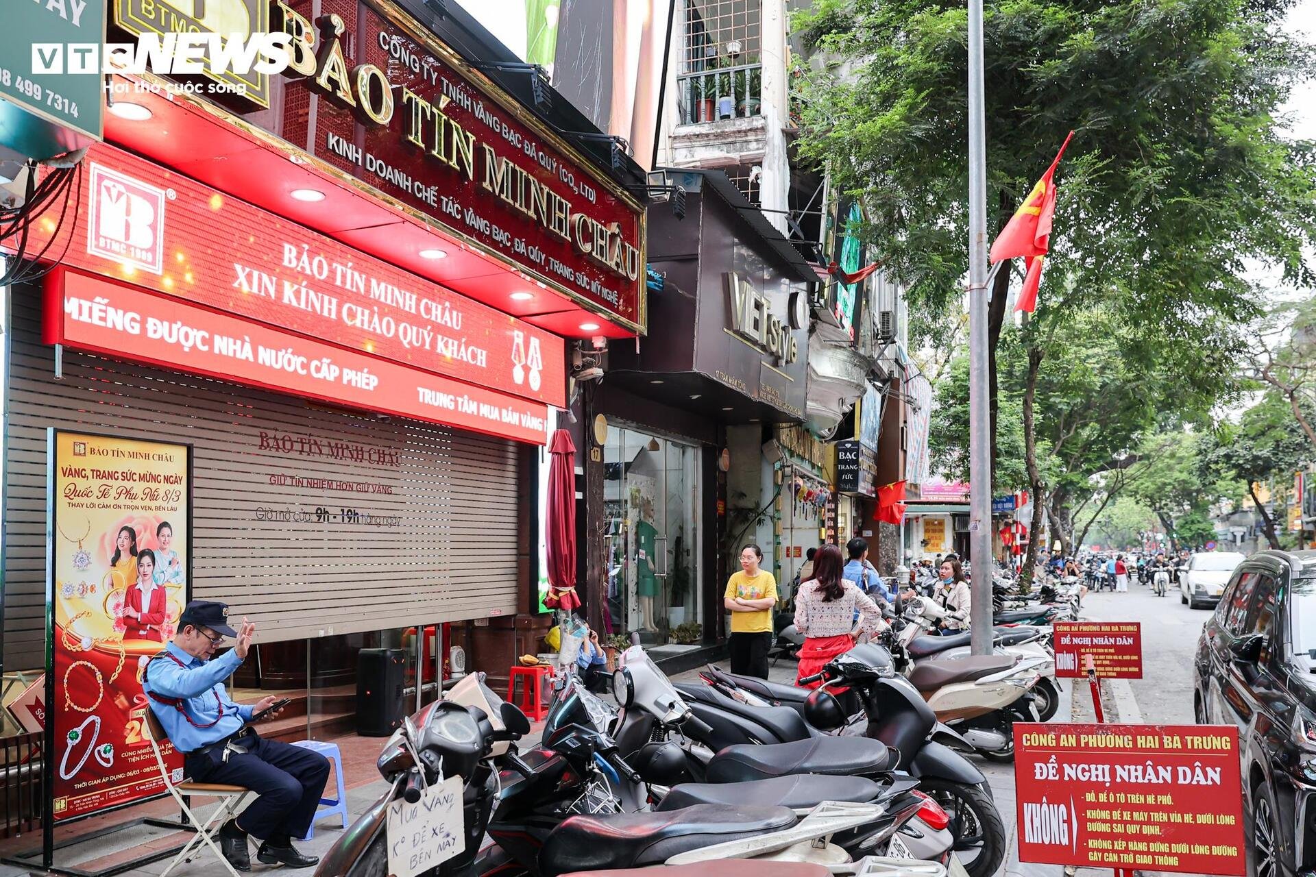 Công an thu giữ nhiều thùng tài liệu tại 2 cửa hàng Bảo Tín Minh Châu ở Hà Nội - 5