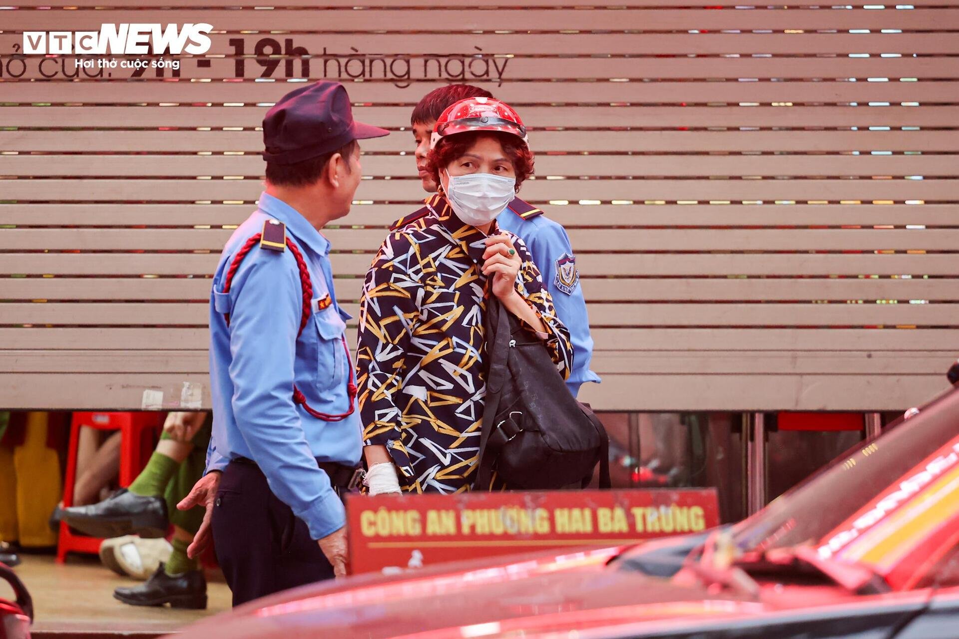 Công an thu giữ nhiều thùng tài liệu tại 2 cửa hàng Bảo Tín Minh Châu ở Hà Nội - 6