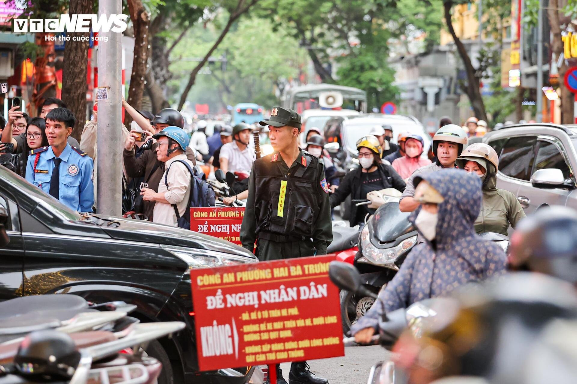 Công an thu giữ nhiều thùng tài liệu tại 2 cửa hàng Bảo Tín Minh Châu ở Hà Nội - 9