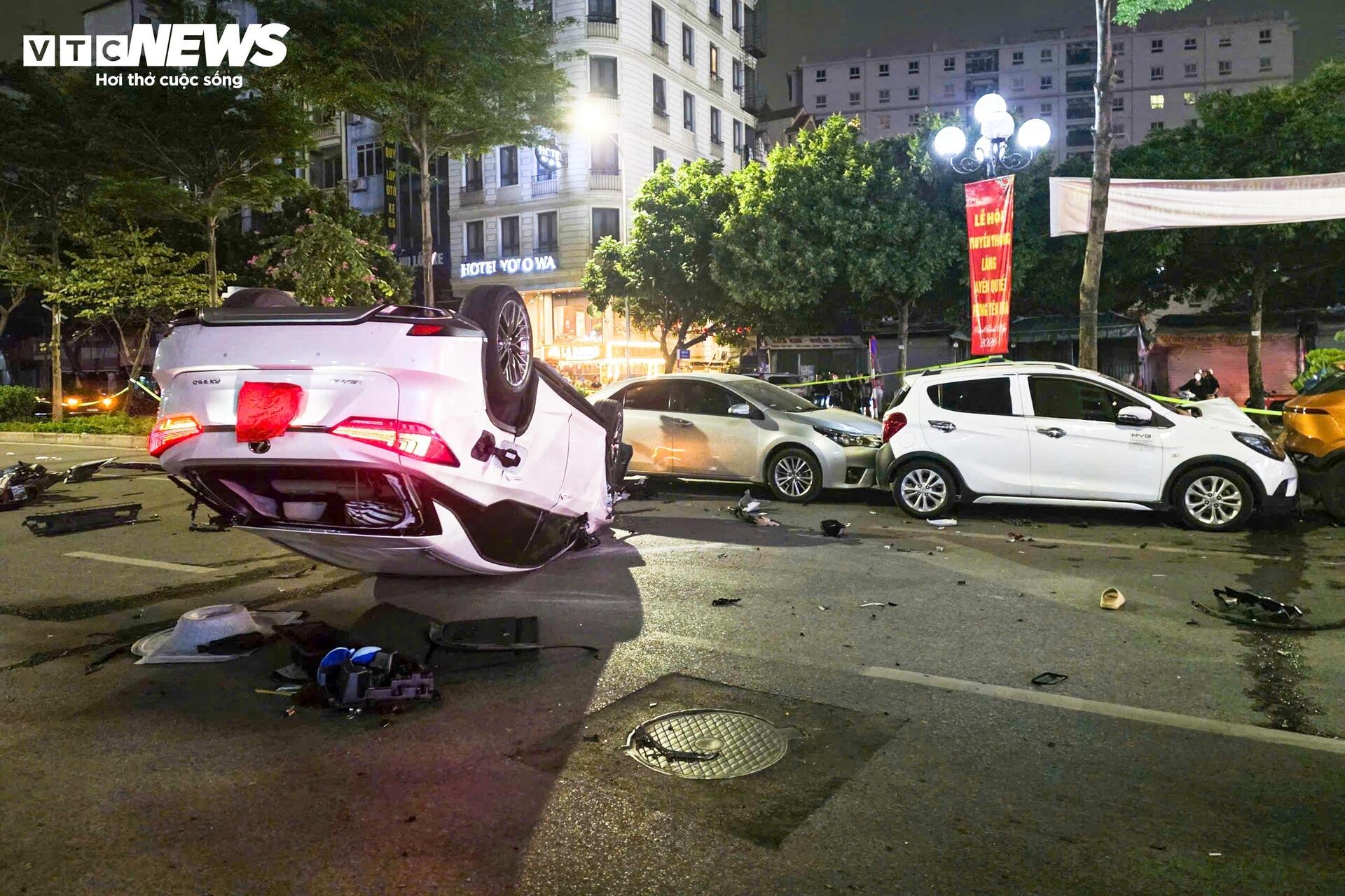 Hiện trường ô tô 'điên' tông liên hoàn khiến 2 người bị thương - 1