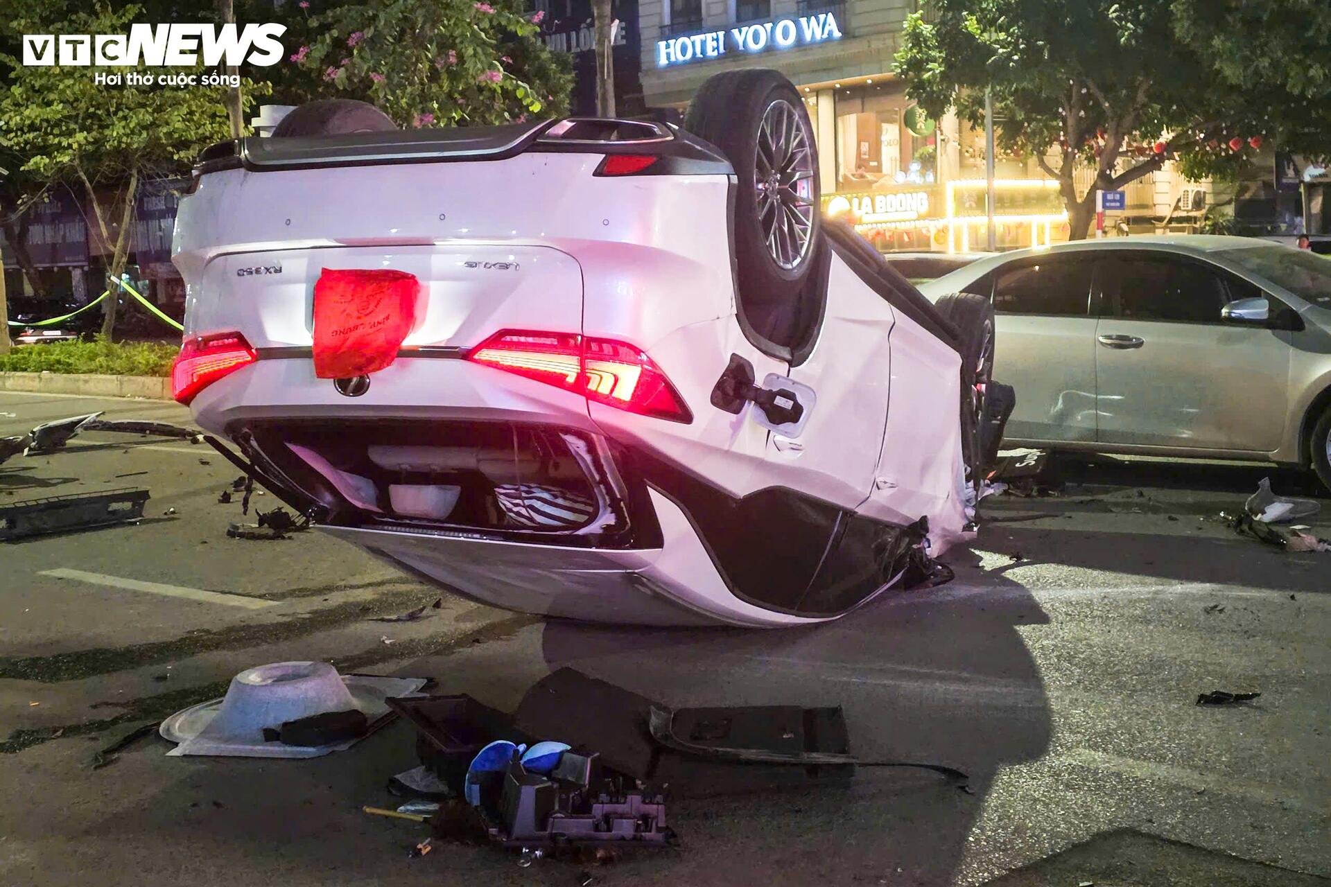 Hiện trường ô tô 'điên' tông liên hoàn khiến 2 người bị thương - 5