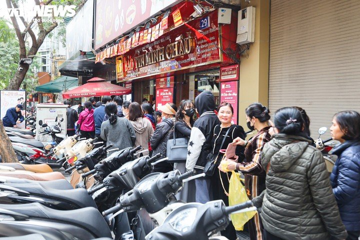Người dân xếp hàng dài chờ mua vàng tại cơ sở của Bảo Tín Minh Châu ở Hà Nội.