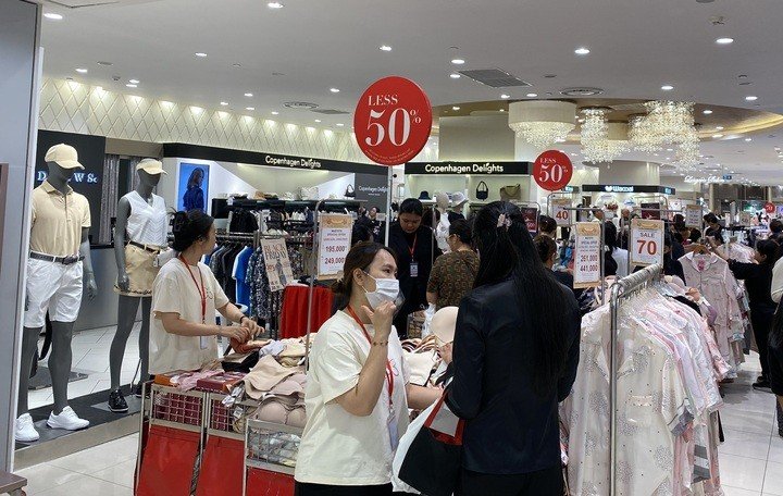 Nhiều cửa hàng thời trang gom đơn để tiết kiệm chi phí vận chuyển. (Ảnh: Đại Việt)