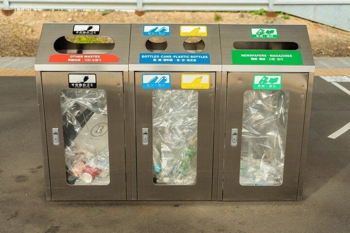 Thùng rác công cộng được thiết kế trong suốt tại Nhật Bản. (Ảnh: Nanajpan)