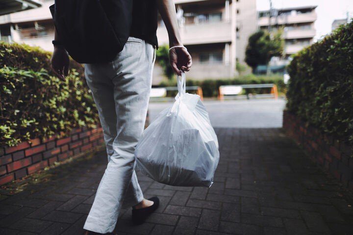 Người Nhật Bản thường đem theo túi nylon cá nhân để đựng rác. (Ảnh: Nanajpan)