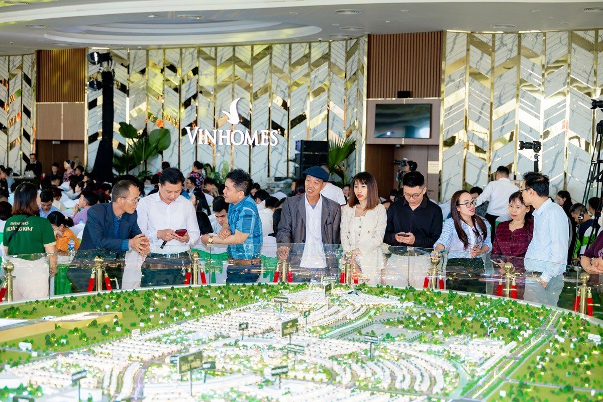 26-1774495525-vinfast-phu-xanh-vietbuild-2026-voi-dan-o-to-xe-may-dien-va-he-sinh-thai-nang-luong-xanh