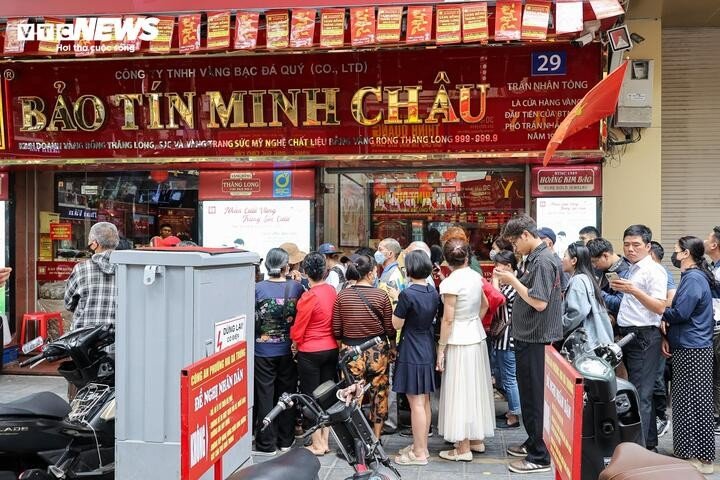 Chiều 25/3, một số cửa hàng vàng của Công ty TNHH Bảo Tín Minh Châu tạm ngừng giao dịch để phục vụ công tác kiểm tra của cơ quan chức năng. Thông tin này khiến nhiều khách hàng, đặc biệt là những người đang giữ giấy hẹn nhận vàng, không khỏi sốt ruột.
