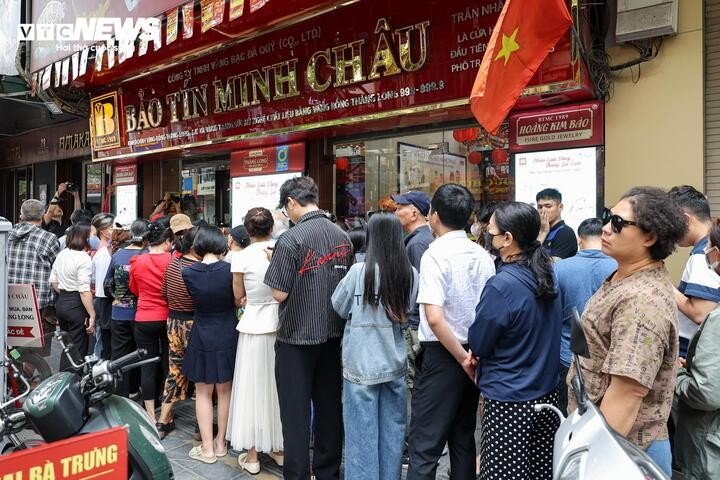 Tuy nhiên sau đó, Bảo Tín Minh Châu đã phát đi thông cáo báo chí ngay giữa đêm và cho biết các cửa hàng trên sẽ mở trở lại, phục vụ khách từ 12h ngày 26/3.