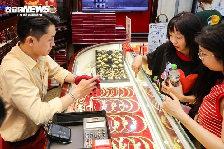 Sau thời gian gián đoạn do cửa hàng tạm ngừng giao dịch, trưa nay nhiều khách cũng tranh thủ đến lựa chọn các sản phẩm vàng trang sức.