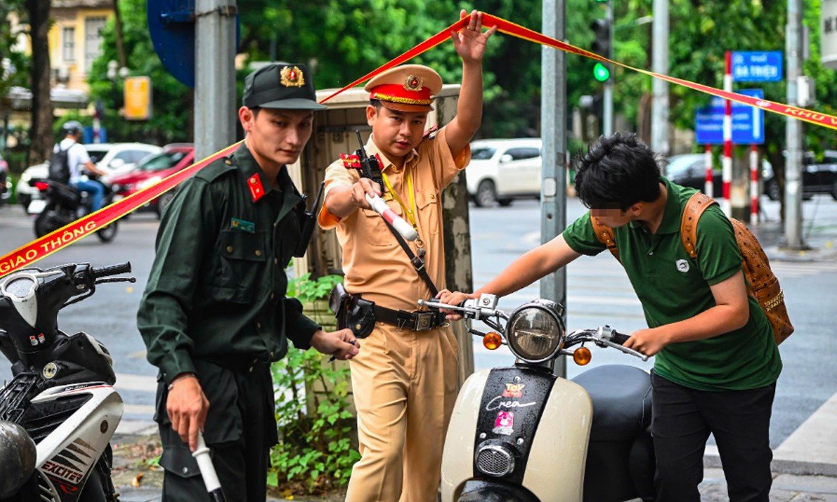 Lực lượng CSGT xử lý trường hợp vi phạm giao thông.