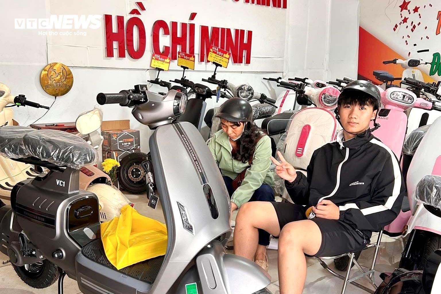 Giá xăng tăng: 'Cú hích' cho lối sống xanh và tiết kiệm - 1