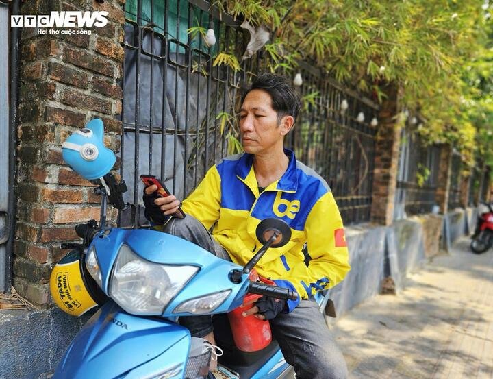 Anh Tân ưu tiên nhận cuốc xe đường dài để tối ưu quãng đường di chuyển, hạn chế hao xăng khi chạy xe đón khách.