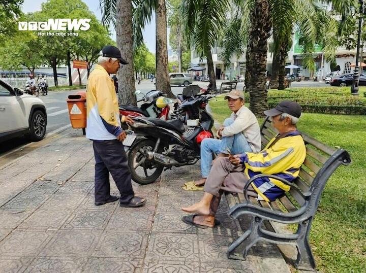 Ông Phương (đứng bên trái) chia sẻ với các bác tài về cách tiết kiệm khi xăng tăng giá.
