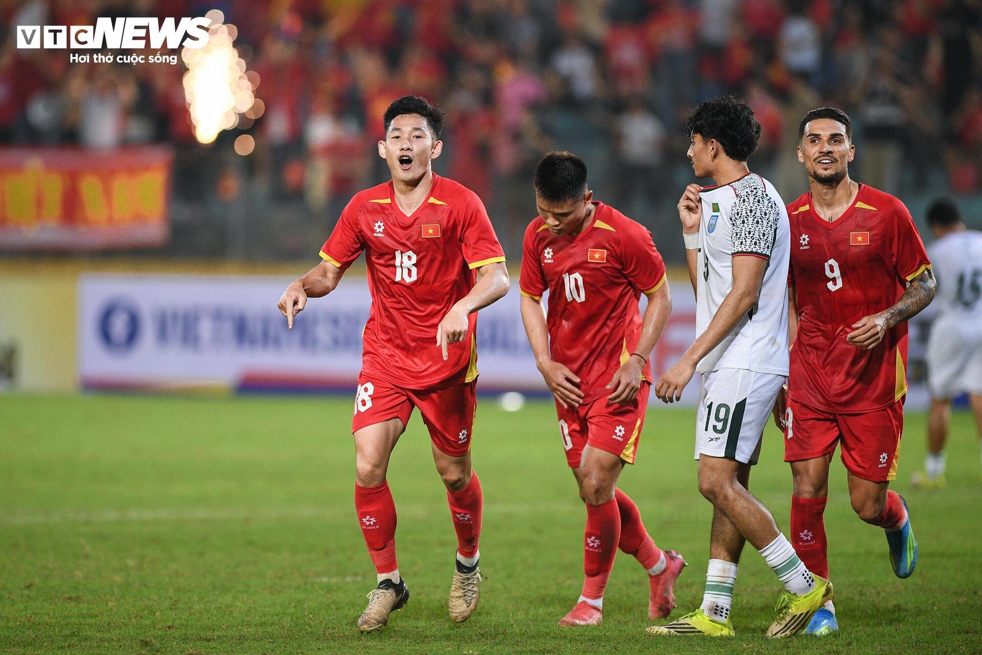 Dàn sao CLB Hà Nội bùng nổ, tuyển Việt Nam thắng dễ Bangladesh - 13