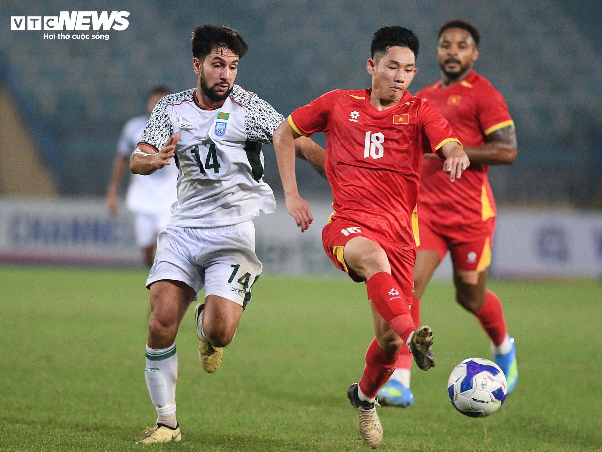 Dàn sao CLB Hà Nội bùng nổ, tuyển Việt Nam thắng dễ Bangladesh - 17