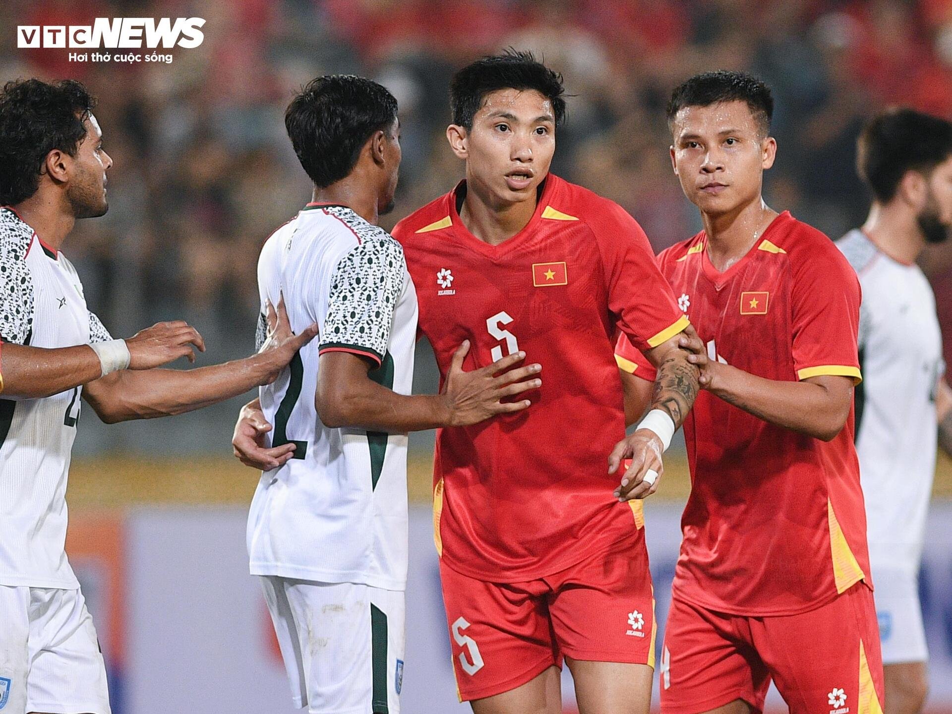 Cận cảnh khoảnh khắc Đoàn Văn Hậu tái xuất ở tuyển Việt Nam sau 3 năm - 5