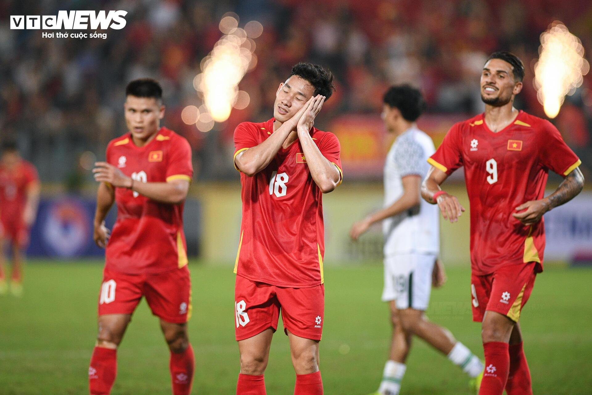 Cận cảnh khoảnh khắc Đoàn Văn Hậu tái xuất ở tuyển Việt Nam sau 3 năm - 12