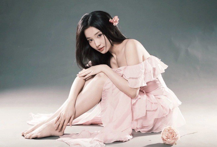 Khác hoàn toàn tạo hình ghê rợn trên màn ảnh, Ngọc Hương ngoài đời sở hữu nhan sắc dịu dàng, trong trẻo nhưng vẫn giữ nét quyến rũ. Cô không đóng khung bản thân trong một phong cách cố định mà liên tục thử nghiệm nhiều hình ảnh khác nhau.