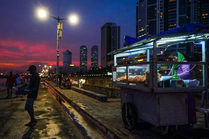 Sri Lanka sẽ tắt đèn đường và biển quảng cáo như một biện pháp tiết kiệm năng lượng. (Ảnh: AFP)